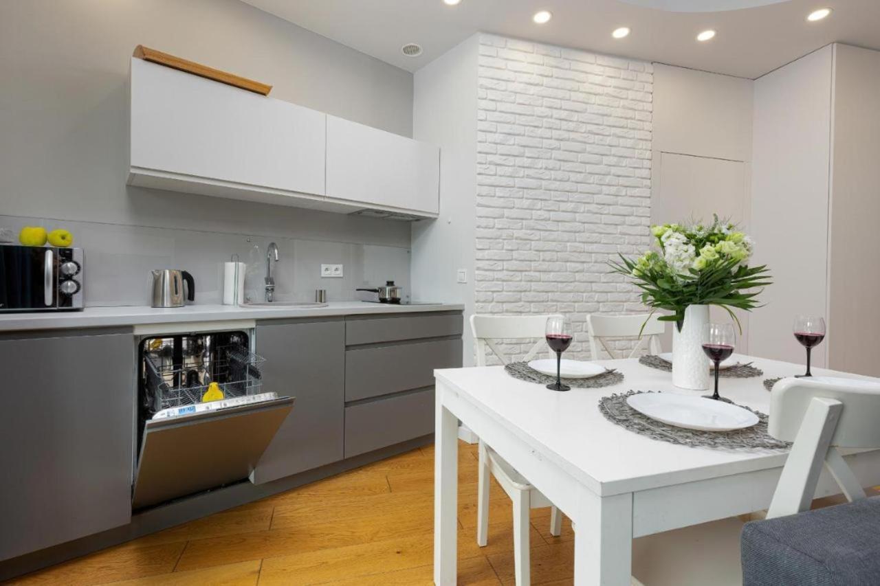Modern Apartment With Pool Near Golden Terraces Varşovia Exterior foto